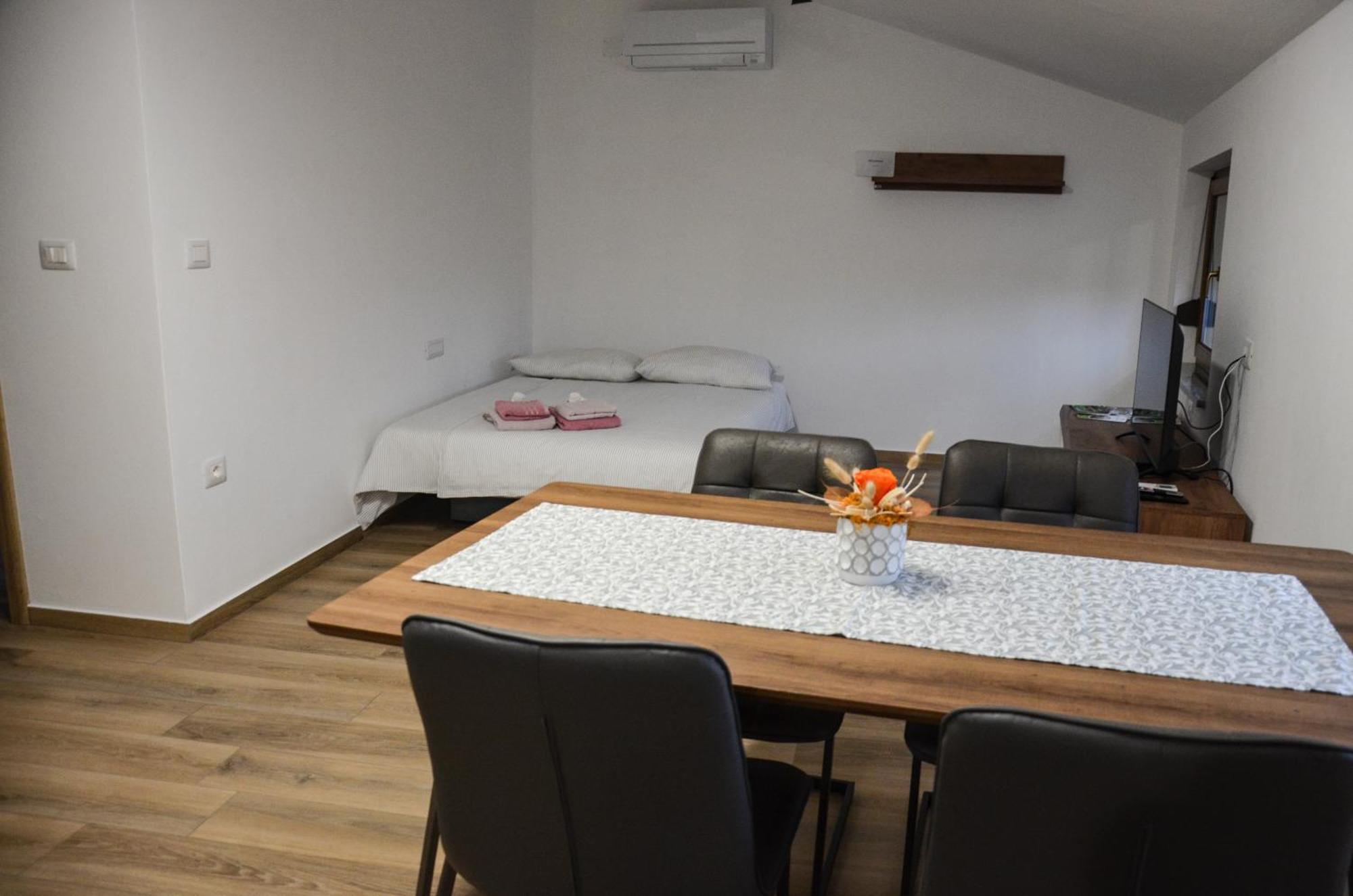 Apartmaji Tanto Malovse Crnice エクステリア 写真